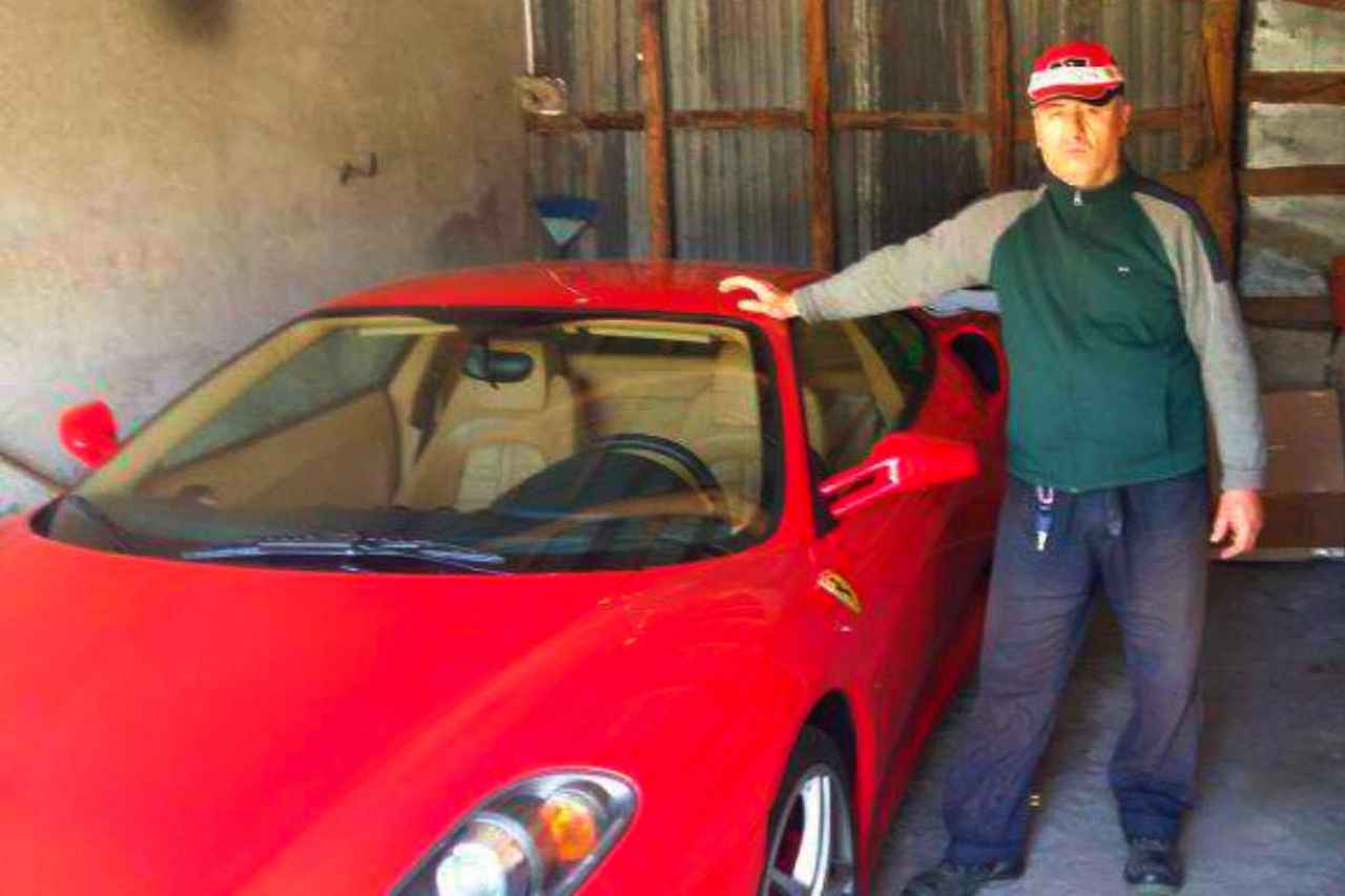 Il signor Vettori con la Ferrari