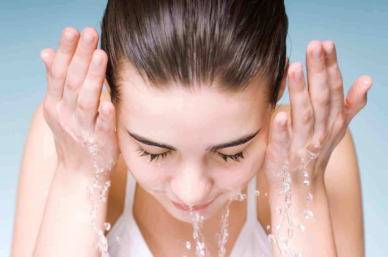 pelle del viso pulirla con acqua frizzante