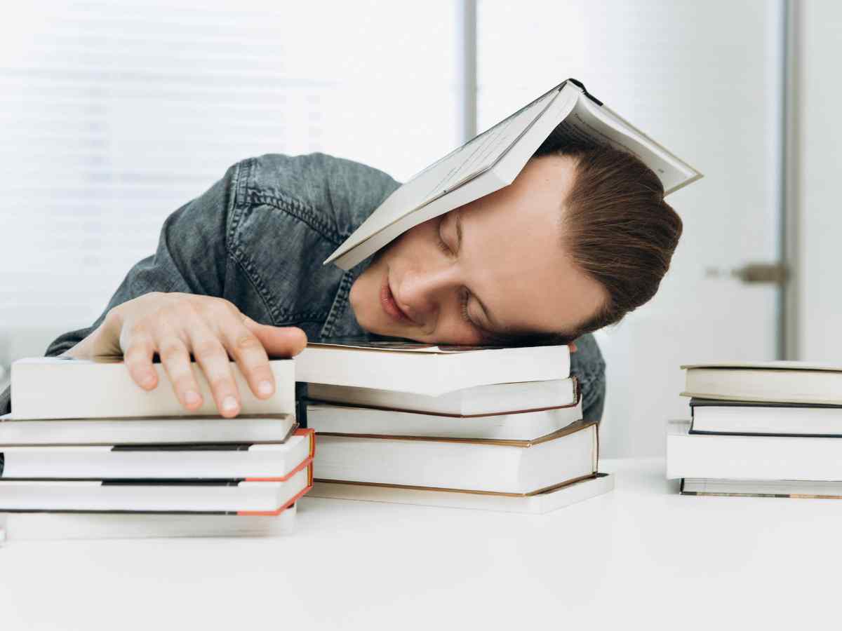 Ragazzo che fatica a studiare 