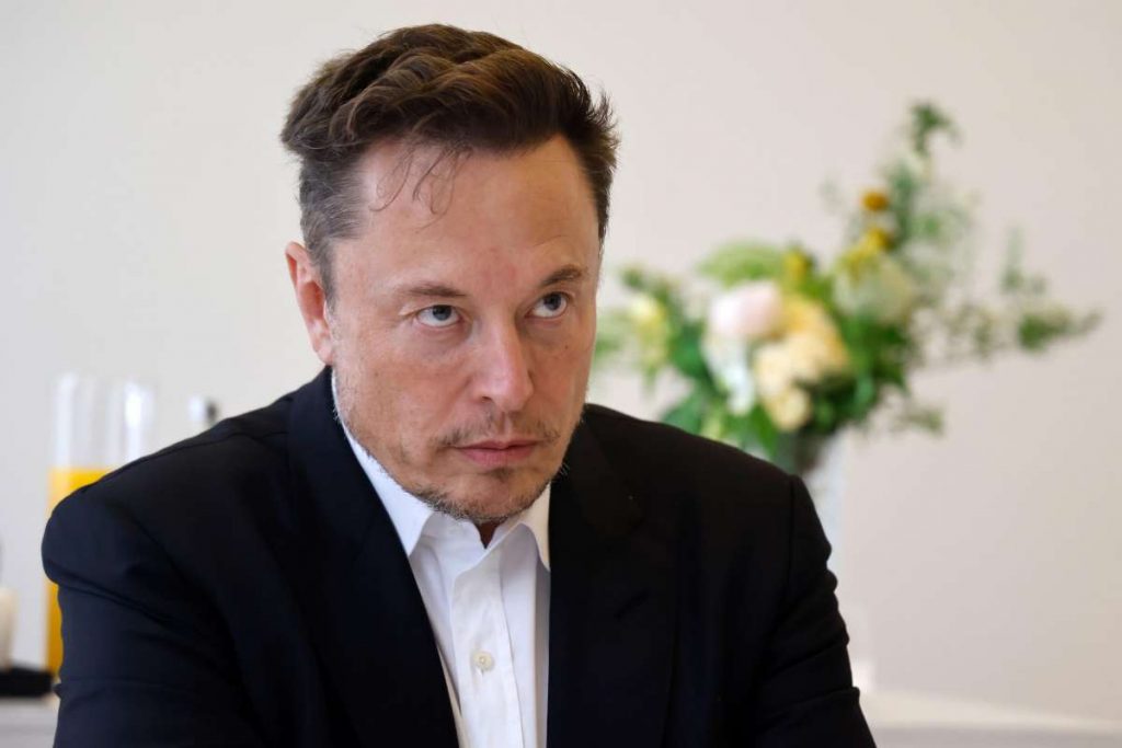 Elon Musk uomo dietro di lui