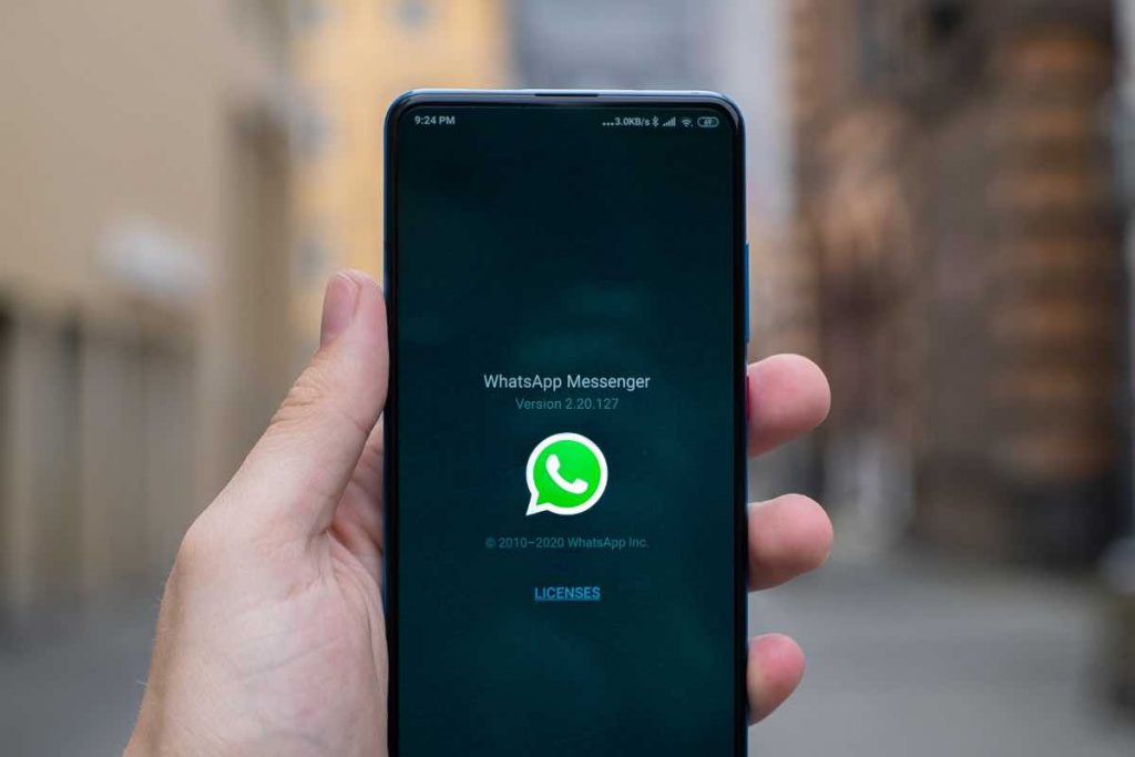 WhatsApp, messaggi interminabili